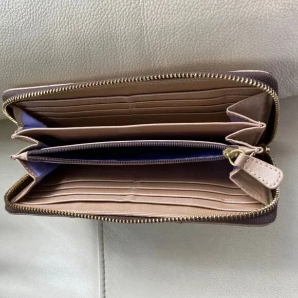 Coach shimmery gold pleated zippered wallet clutch for cards, bills & change - Picture 3 of 5